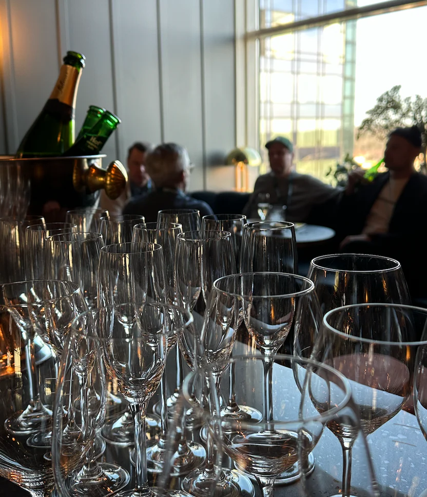 Kuraterad AI BAREN-kväll med samtal i varm, intim miljö